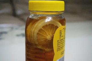 5.将一个新鲜的柠檬洗净后切成薄片，浸泡到蜂蜜中，浸泡半天以上为佳