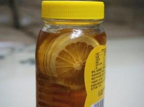 5.将一个新鲜的柠檬洗净后切成薄片，浸泡到蜂蜜中，浸泡半天以上为佳