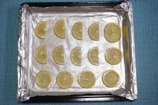 6.取出蜂蜜中的柠檬片铺放到锡纸上，同时上下火200度，大温幅预热烤箱