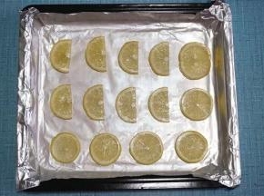 6.取出蜂蜜中的柠檬片铺放到锡纸上，同时上下火200度，大温幅预热烤箱