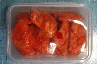 4.将鸡翅装入保鲜盒，放到冰箱保鲜层，让其腌制半天至一天，以便入味