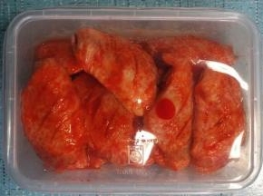 4.将鸡翅装入保鲜盒，放到冰箱保鲜层，让其腌制半天至一天，以便入味