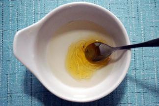 9.此时，用20克的热开水溶解20克的麦芽糖，搅拌成糖水备用