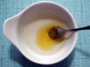 9.此时，用20克的热开水溶解20克的麦芽糖，搅拌成糖水备用