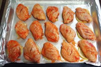 7.将腌制好的鸡翅摆放到柠檬片上