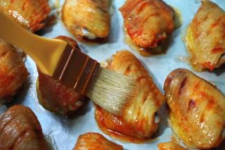 10.第一个10分钟取出鸡翅，在表面刷上一层麦芽糖水