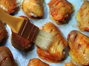 10.第一个10分钟取出鸡翅，在表面刷上一层麦芽糖水