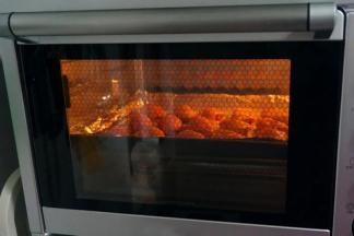 8.在听到烤箱发出【嘀】的一声提示预热到位时，将鸡翅放入中层，开始烘烤，时长为30分钟