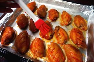 11.在第二个10分钟取出鸡翅，在表面刷上一层奥尔良的腌料汁