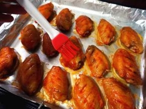 11.在第二个10分钟取出鸡翅，在表面刷上一层奥尔良的腌料汁