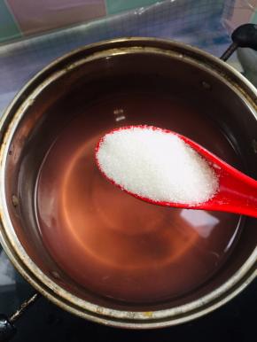 放入30克白糖搅拌均匀至糖完全溶化！