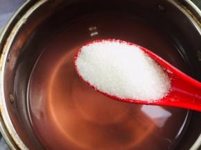 放入30克白糖搅拌均匀至糖完全溶化！