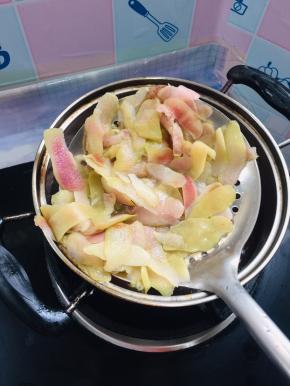 把煮好的桃皮捞出来！