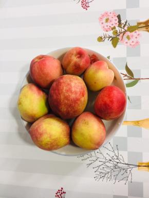 水蜜桃放入水中，加少许盐搓洗干净，捞出沥干水份备用！