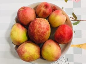 水蜜桃放入水中，加少许盐搓洗干净，捞出沥干水份备用！