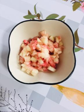 取一个削皮的桃子，把果肉切成小粒备用！