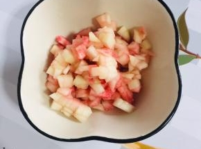 取一个削皮的桃子，把果肉切成小粒备用！