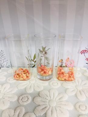 把水蜜桃果肉放入杯子中！