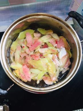 锅中加入500克的水，把削好的桃皮放入水中，开锅煮5分钟左右！煮出桃粉色！