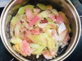 锅中加入500克的水，把削好的桃皮放入水中，开锅煮5分钟左右！煮出桃粉色！
