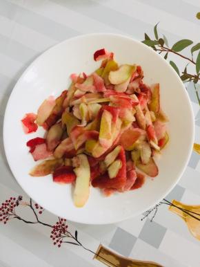 用削皮刀把水蜜桃的皮削下来备用！