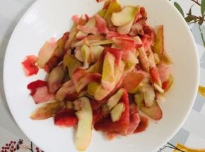 用削皮刀把水蜜桃的皮削下来备用！