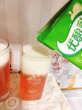 凝固好的桃冻，倒入牛奶！（可以根据自己的喜欢选择牛奶，酸奶，椰奶，养乐多……只要是白色的饮品都可以！）