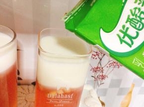 凝固好的桃冻，倒入牛奶！（可以根据自己的喜欢选择牛奶，酸奶，椰奶，养乐多……只要是白色的饮品都可以！）