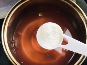 放入35克白凉粉！