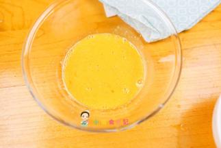 鸡蛋混合均匀打散