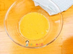 鸡蛋混合均匀打散