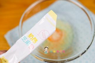 鸡蛋加奶酪芝麻粉，奶酪芝麻粉有奶香味还可以给孩子补钙哦