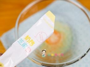 鸡蛋加奶酪芝麻粉，奶酪芝麻粉有奶香味还可以给孩子补钙哦
