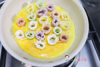 中小火加热倒入鸡蛋液，煎熟后撒芝麻即可