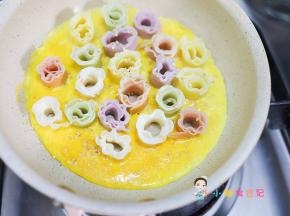 中小火加热倒入鸡蛋液，煎熟后撒芝麻即可