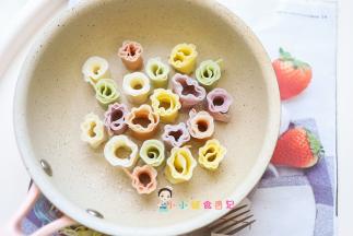 锅里盆一点油，花边面用手卷成卷，最好卷的小一点这样花边更多更好看