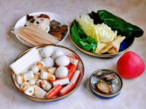 将臭豆腐，粉条，蔬菜包打开包装装盘，小鲍鱼刷干净。