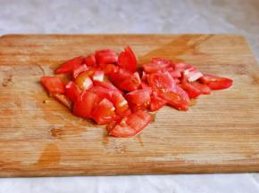 番茄洗干净切块。