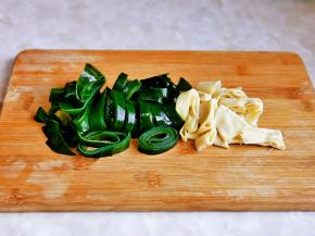 海带洗干净切条，百叶洗干净切条。