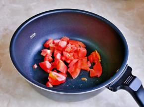 起油锅加入番茄翻炒。