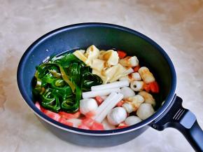 加入纯净水，再下丸子，竹轮，还带，百叶，年糕，将不易熟的先煮。