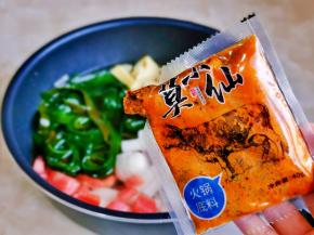 再加入火锅底料，量可以根据个人口味来。