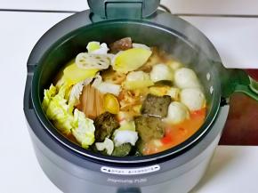 再加入娃娃菜，蔬菜包，粉条，臭豆腐，小鲍鱼，按个人口味加入盐，煮熟即可断电。