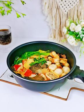 放入香菜借助余温烫熟即可食用。