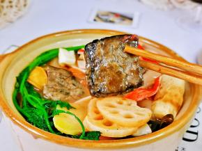 这个臭豆腐特别好吃，我要开动喽～