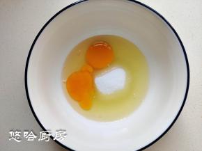 2个鸡蛋和细砂糖放在大碗中，鸡蛋打散搅匀即可，无需打发。