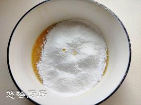 泡打粉、低粉混合后过筛至蛋液中。