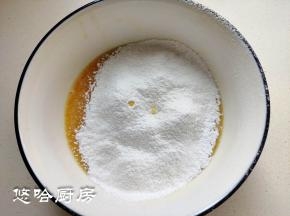 泡打粉、低粉混合后过筛至蛋液中。