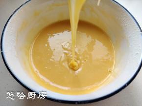 用蛋抽翻拌成光滑细腻的面糊，盖保鲜膜室温下静置15分钟。