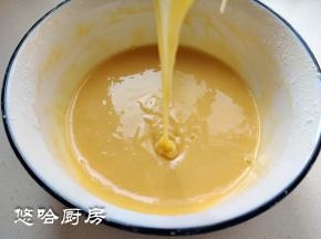 用蛋抽翻拌成光滑细腻的面糊，盖保鲜膜室温下静置15分钟。